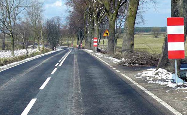 Drzewa rosnące zbyt blisko jezdni zostały oznakowane tablicami, zmodernizowana droga Stare Kiełbonki–Nawiady (Fot. K. A. Worobiec